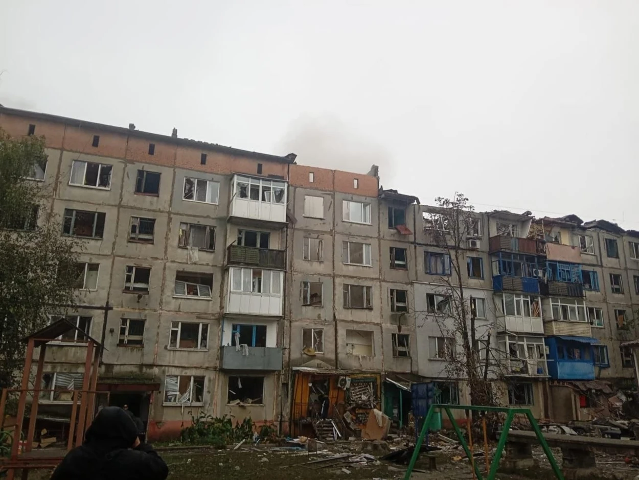 Пошкоджена багатоповерхівка у Олександрівці