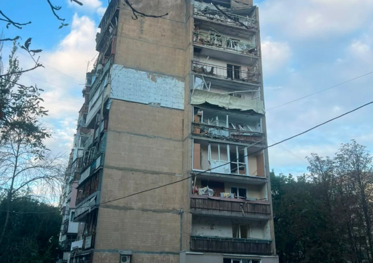 Краматорськ після ранкового обстрілу 7 вересня. На фото — пошкоджена багатоповерхівка з вибитими вікнами та зруйнованим склінням балконів на кількох поверхах. Частина рам і конструкцій погнута або звисає, на окремих балконах видно пошкоджене майно.