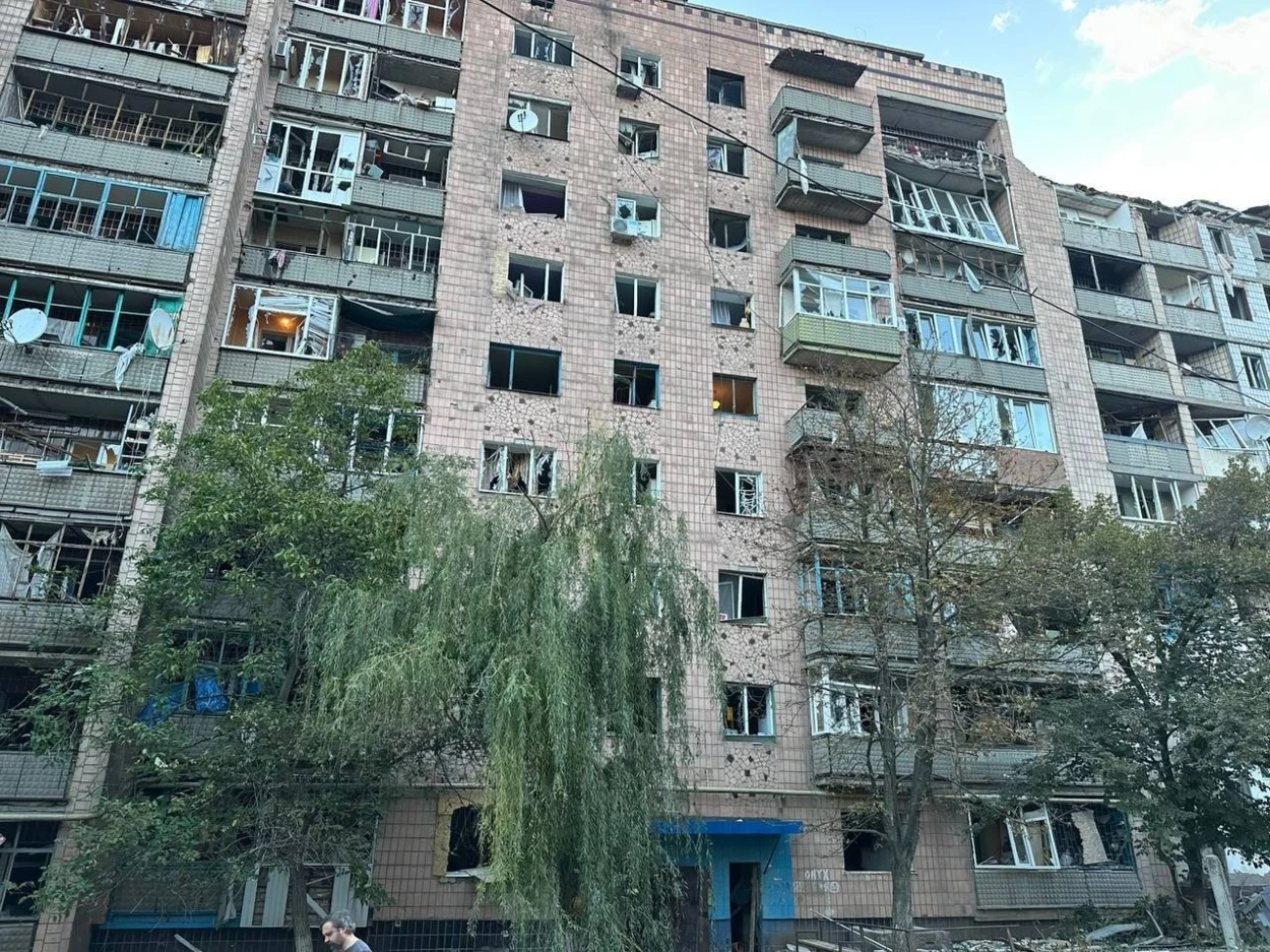 Краматорськ після ранкового обстрілу 7 вересня. На фото — фасад багатоповерхового житлового будинку з численними вибитими вікнами та пошкодженими балконами. На стінах видно багато слідів від уламків, місцями зруйноване скління й понівечені рами.