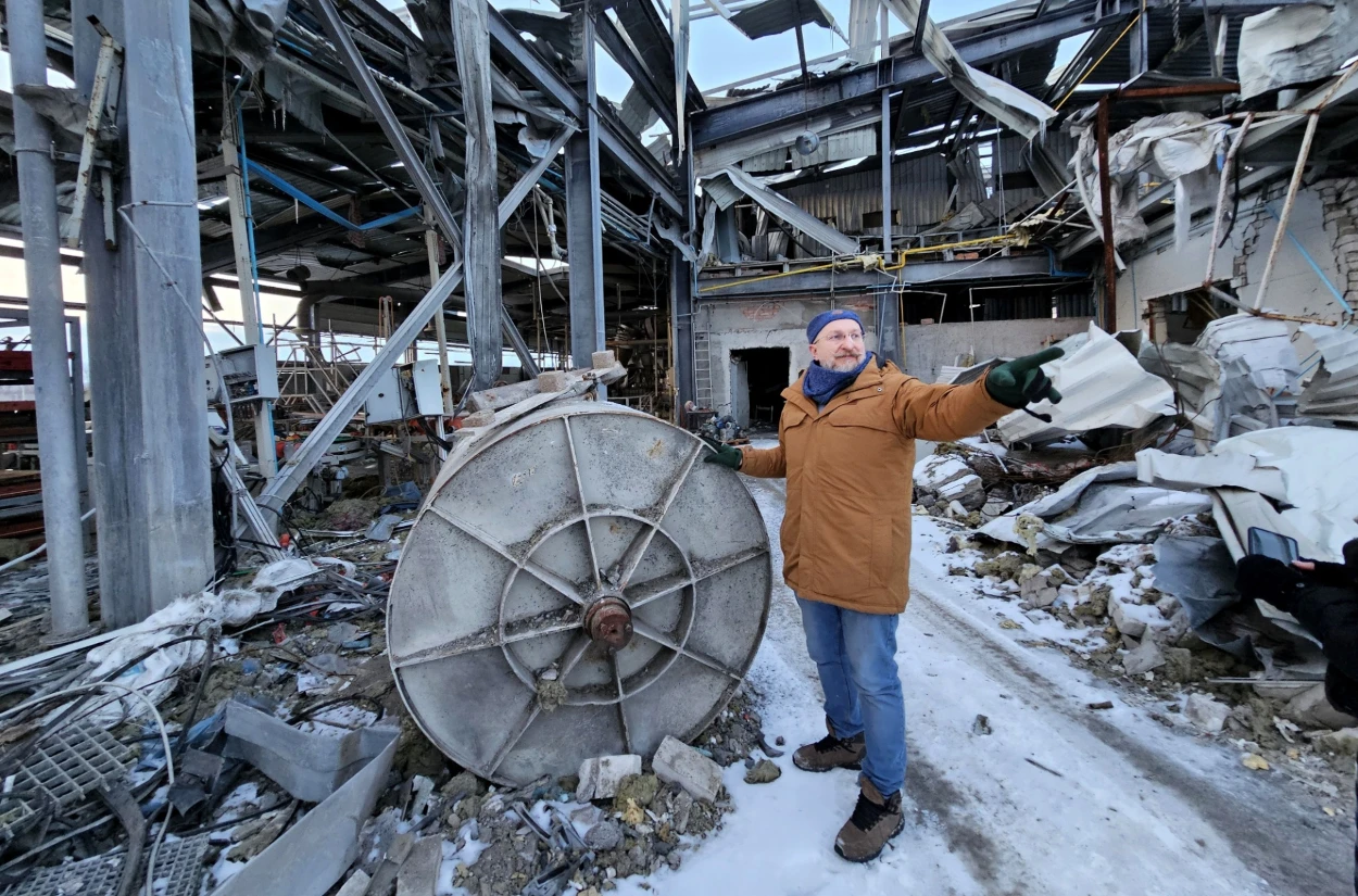 Генеральний директор АТ «Зевс Кераміка» Олександр Богославський на зруйнованому заводі у Слов’янську