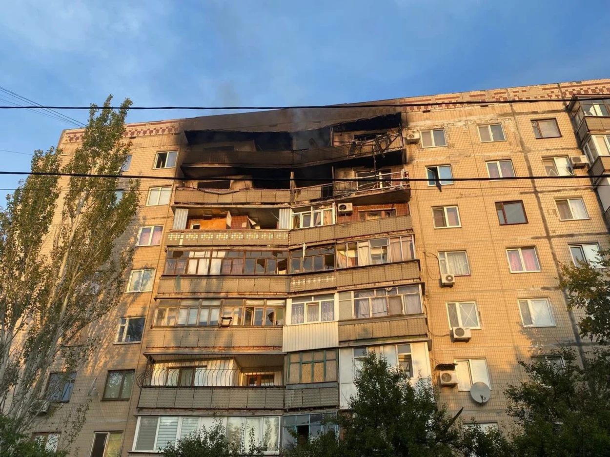 Російський дрон поцілив у багатоповерхівку у Краматорську