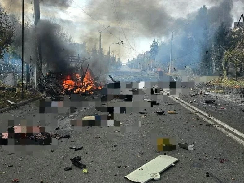Горить транспорт, навколо тіла загиблих, скло, уламки - це все посеред траси у Краматорську