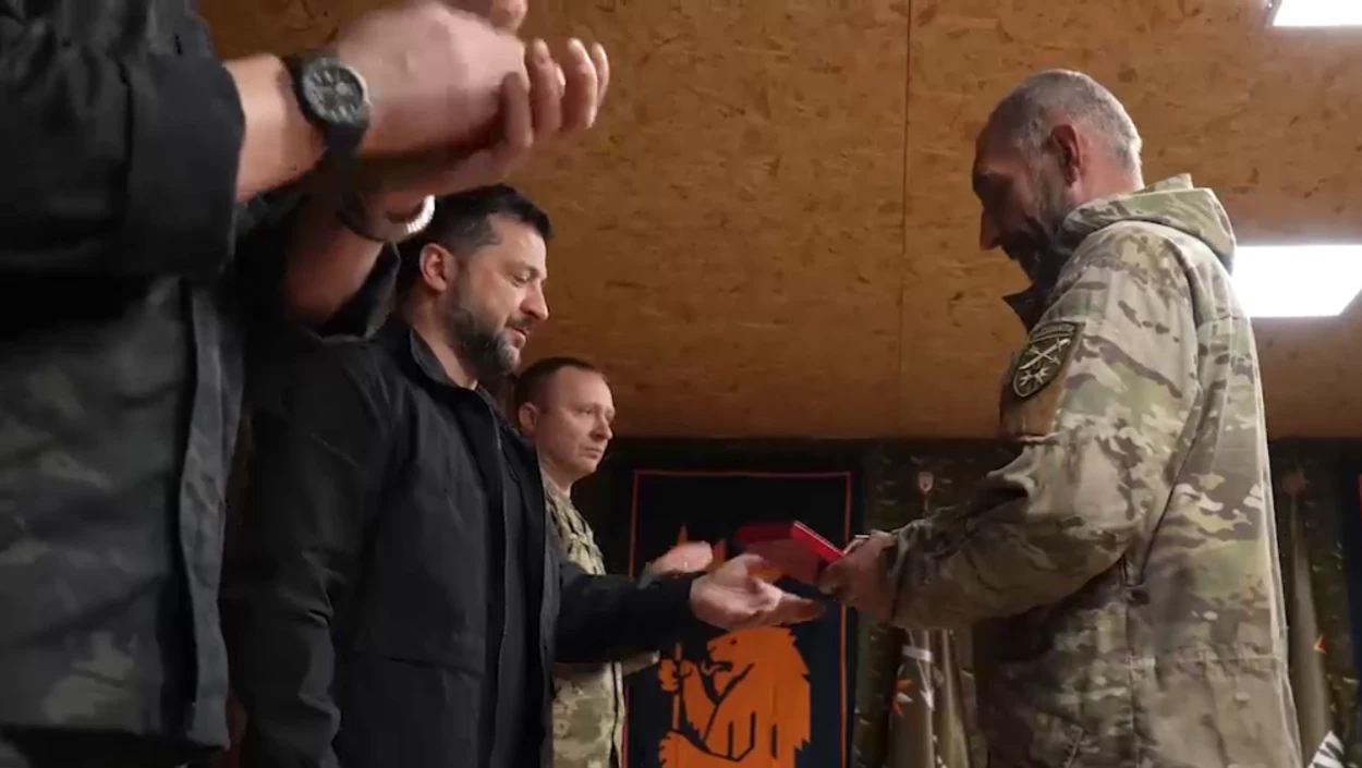Володимир Зеленський вручає нагороду військовому