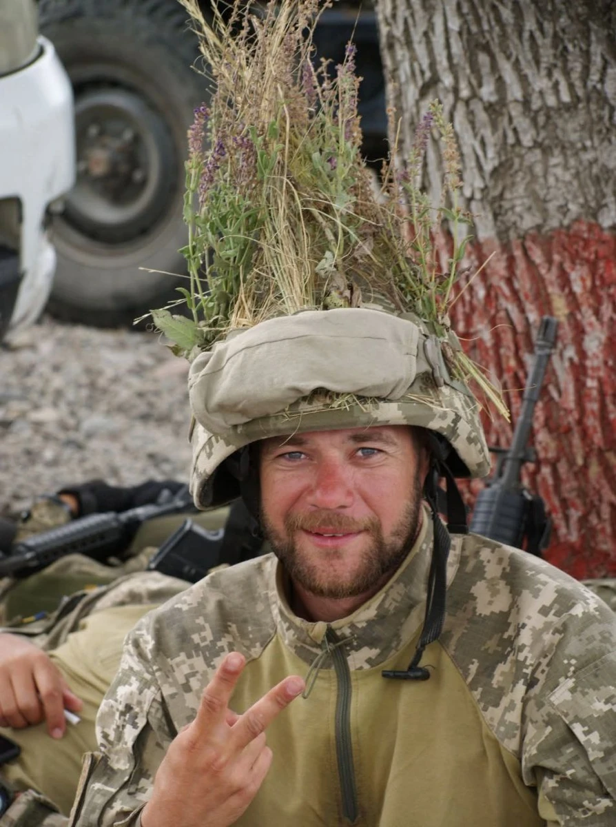 Боєць «Азову» з позивним «Танк», друг Остапа, у військовій формі та шоломі з маскувальною травою