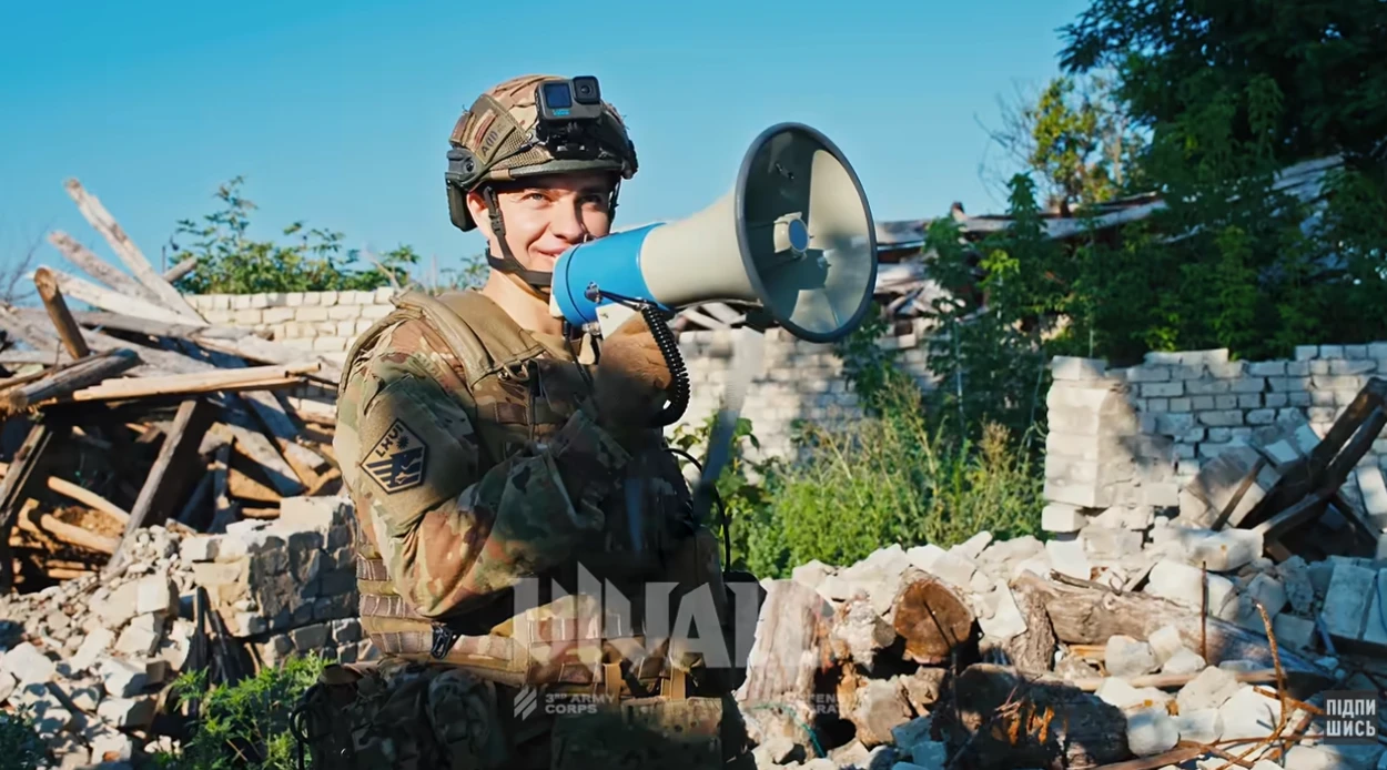 Український військовий показує гучномовець, з допомогою якого закликали росіян здатися