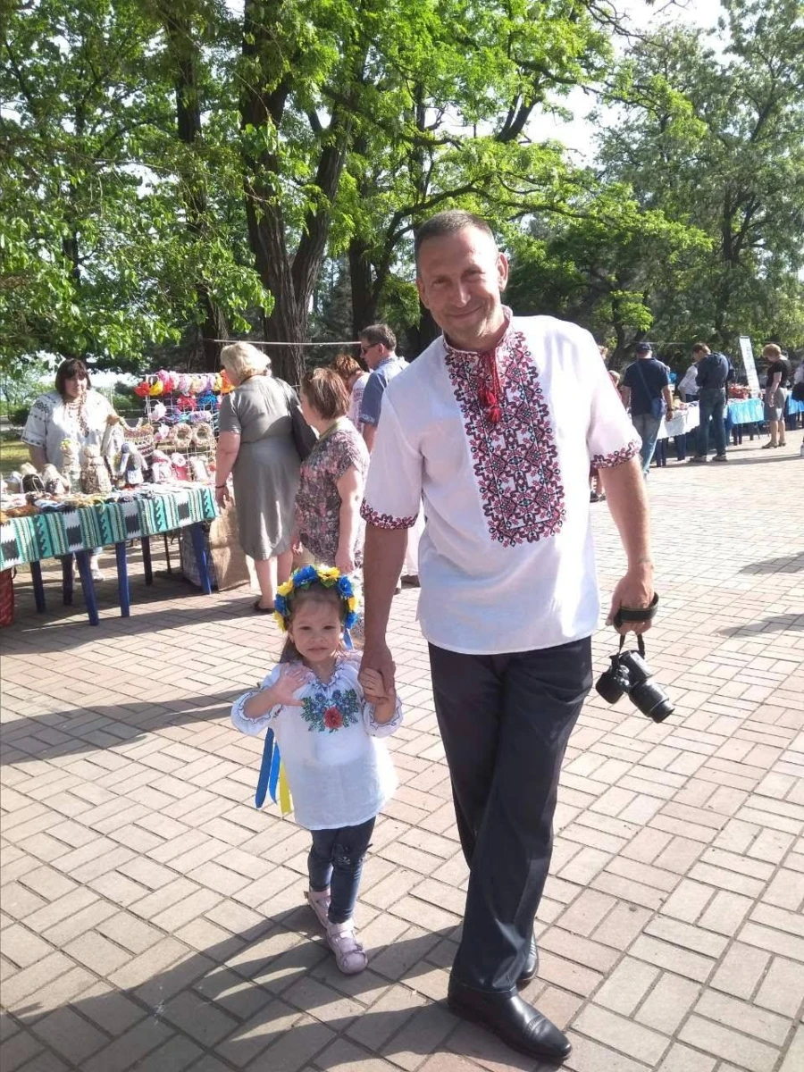 Жан з онукою Поліною у Маріуполі на День вишиванки