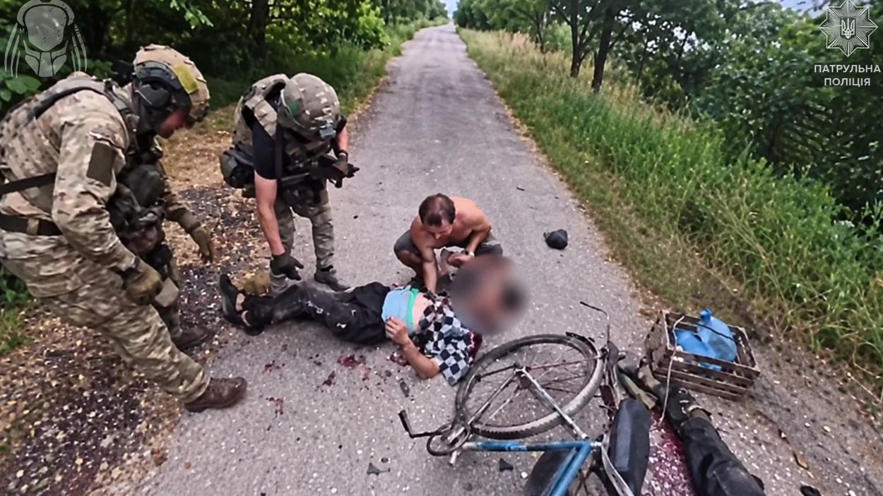 Військові рятують чоловіка після атаки російського дрона