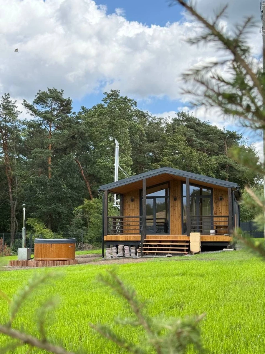VILLA CHERRY — це будинок на Львівщині, навколо якого ліс і велика територія