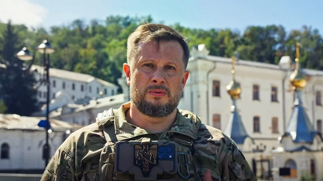 Андрій Білецький на фоні Святогірської лаври