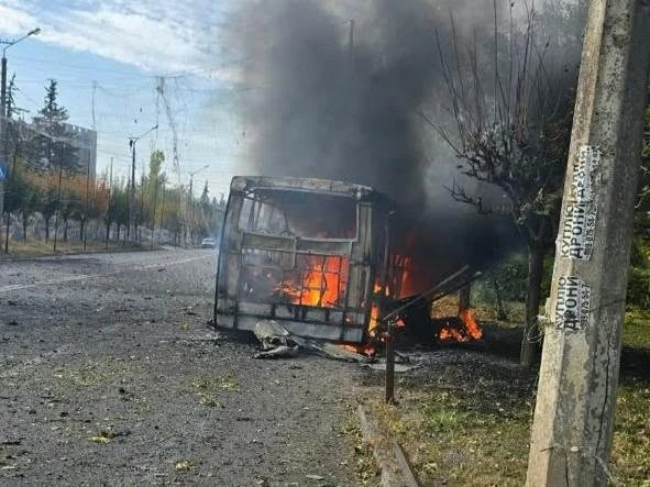 Горить автобус після атаки російського дрона у Краматорську