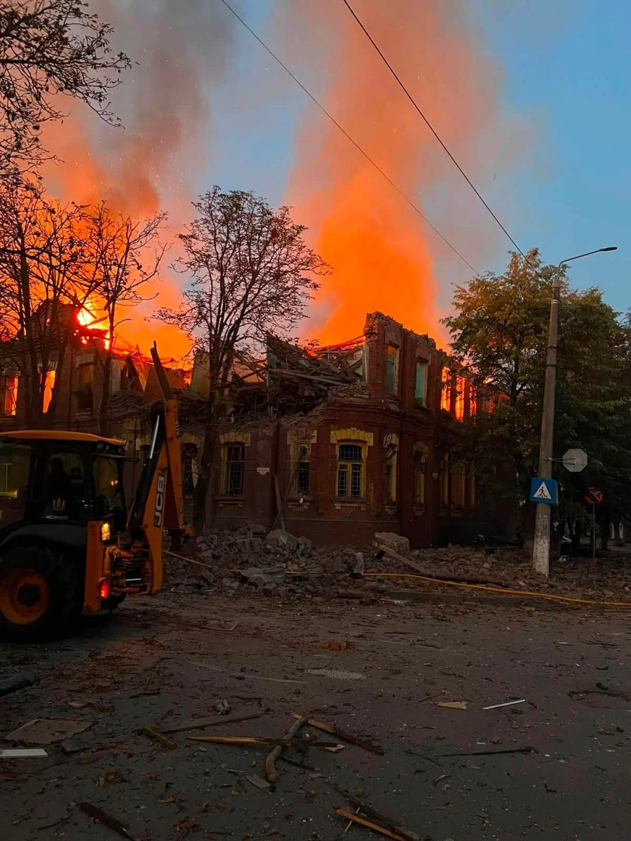 «Друкарський двір» у Слов’янську після російського авіаудару 26 серпня. На фото історична будівля частково зруйнована і охоплена вогнем, над нею здіймається густий дим, а навколо лежать уламки цегли та конструкцій.