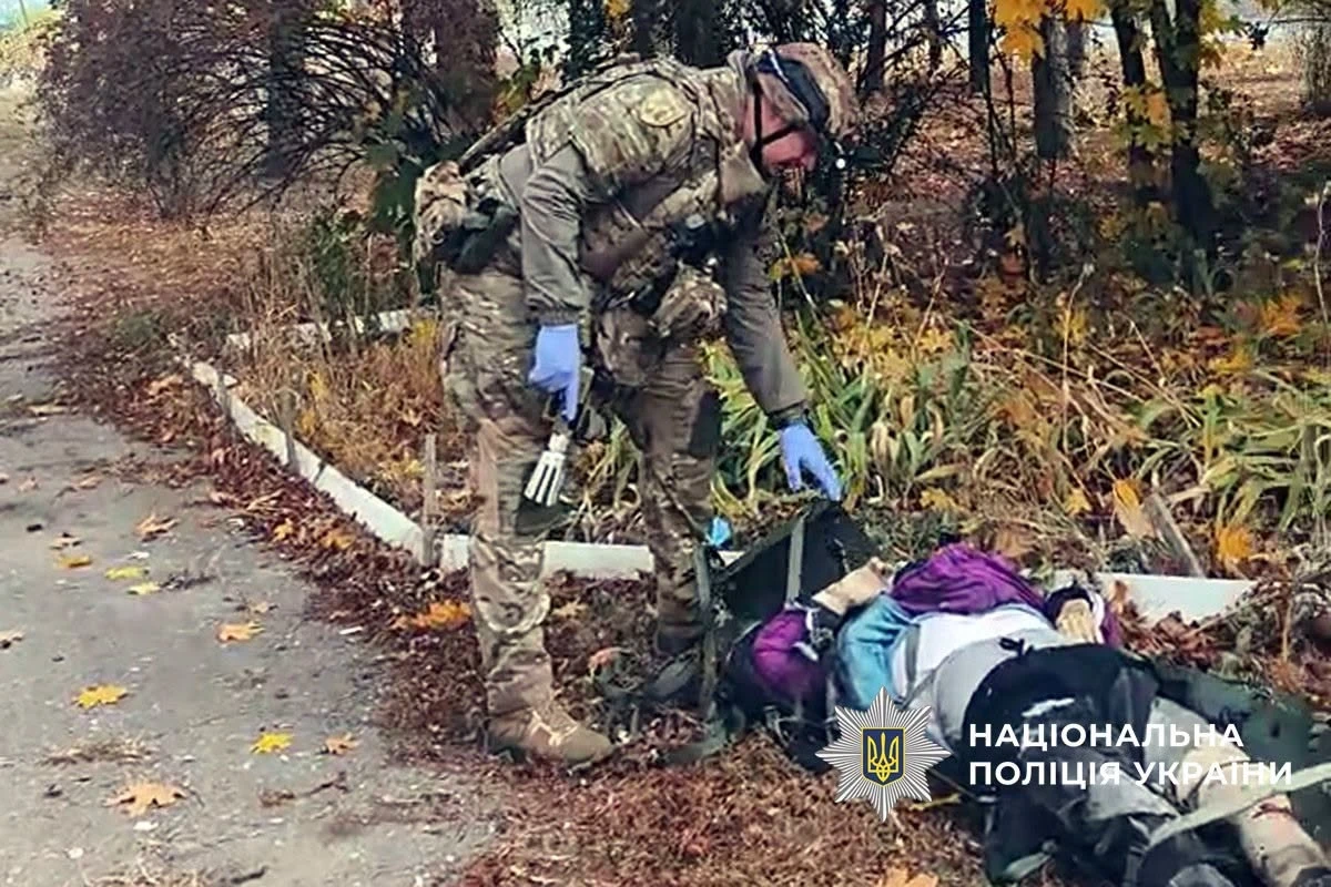 Поліцейські надають допомогу пораненим після удару по автобусах
