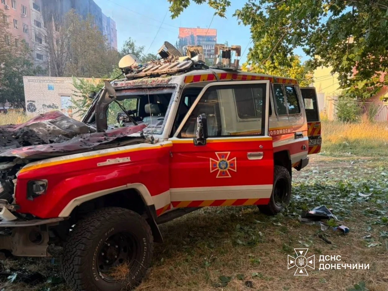 Пожежне авто, пошкоджене ударом російського дрона, на місці авіаудару серед будинків у Краматорську