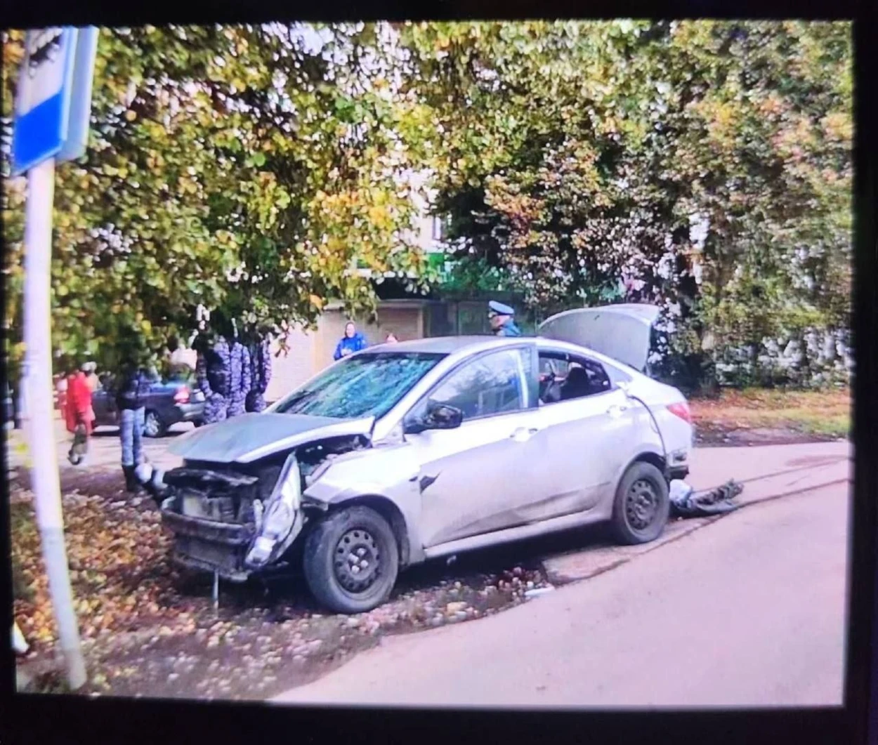 Легковий автомобіль сріблястого кольору з пошкодженим від вибуху капотом