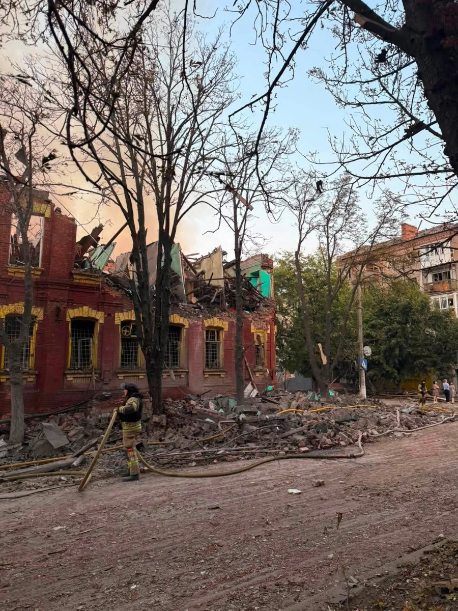 Рятувальники гасять пожежі і розбирають завали у Слов'янську після авіаудару на світанку 26 серпня 2026 року