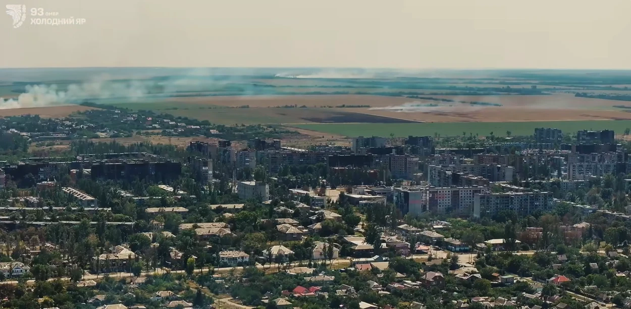 Вид на Дружківку з висоти, поодаль видніється дим від пожеж, навколо пошкоджені ударами будинки