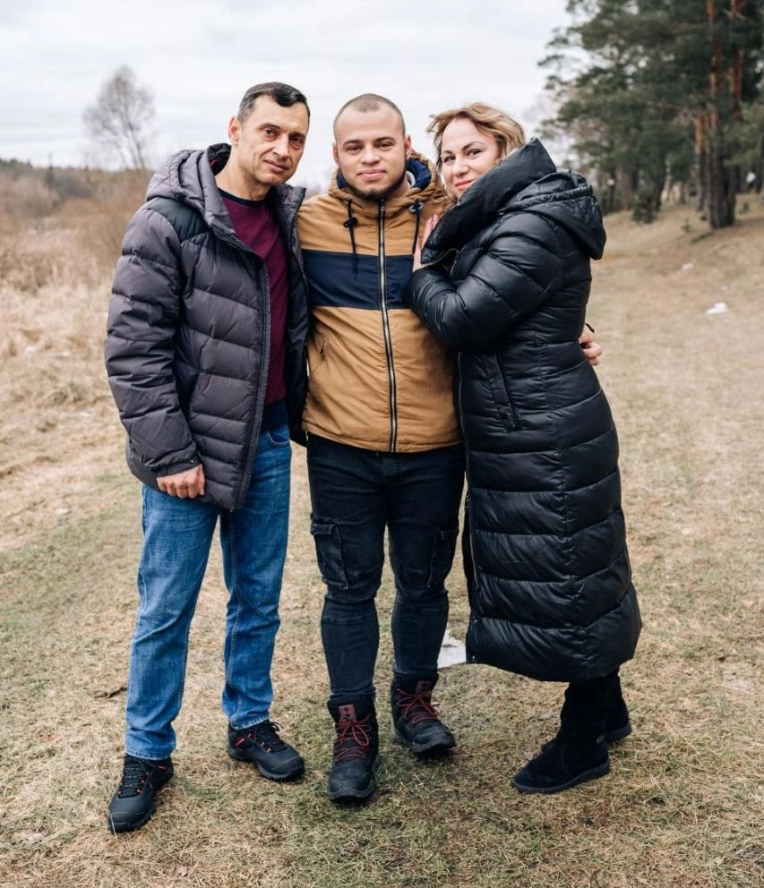 Влад з батьками