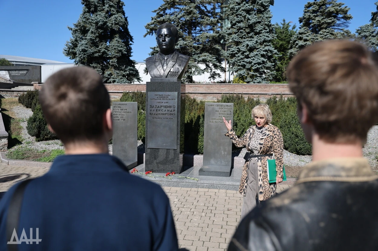 Школярам показують пам'ятники учасникам війни проти України