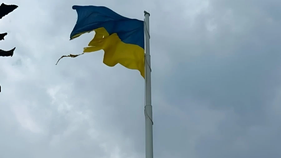 Понівечений під час обстрілу 7 серпня український прапор на флагштоці у Краматорську
