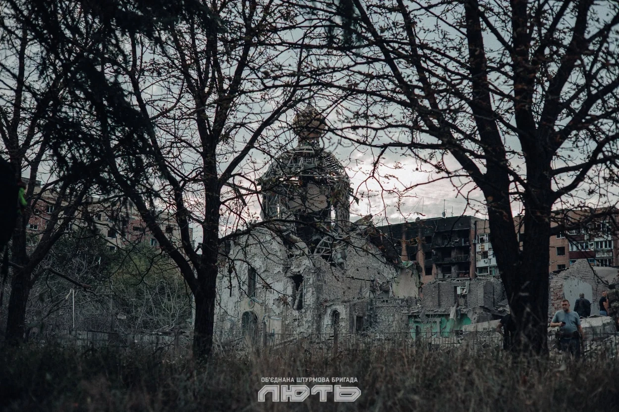 Зруйнований російським обстрілом храм у Краматорську: пошкоджені стіни та купол, навколо уламки, позаду видно понівечену багатоповерхівку.