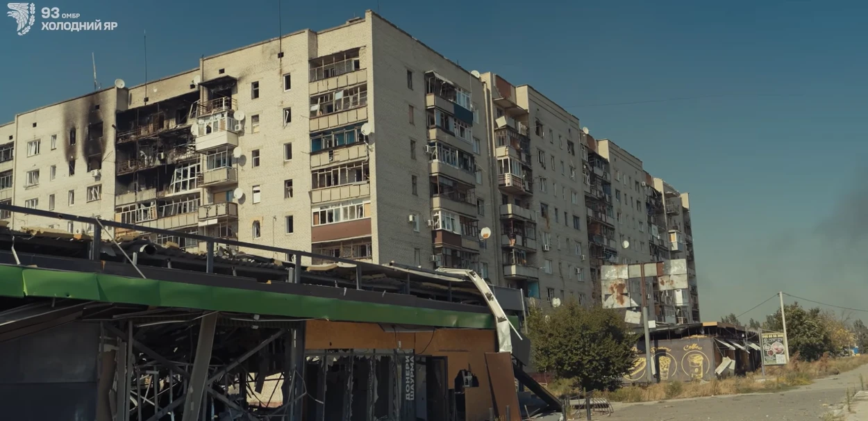 Побиті ворожими ударами магазини та багатоповерхівки у Дружківці