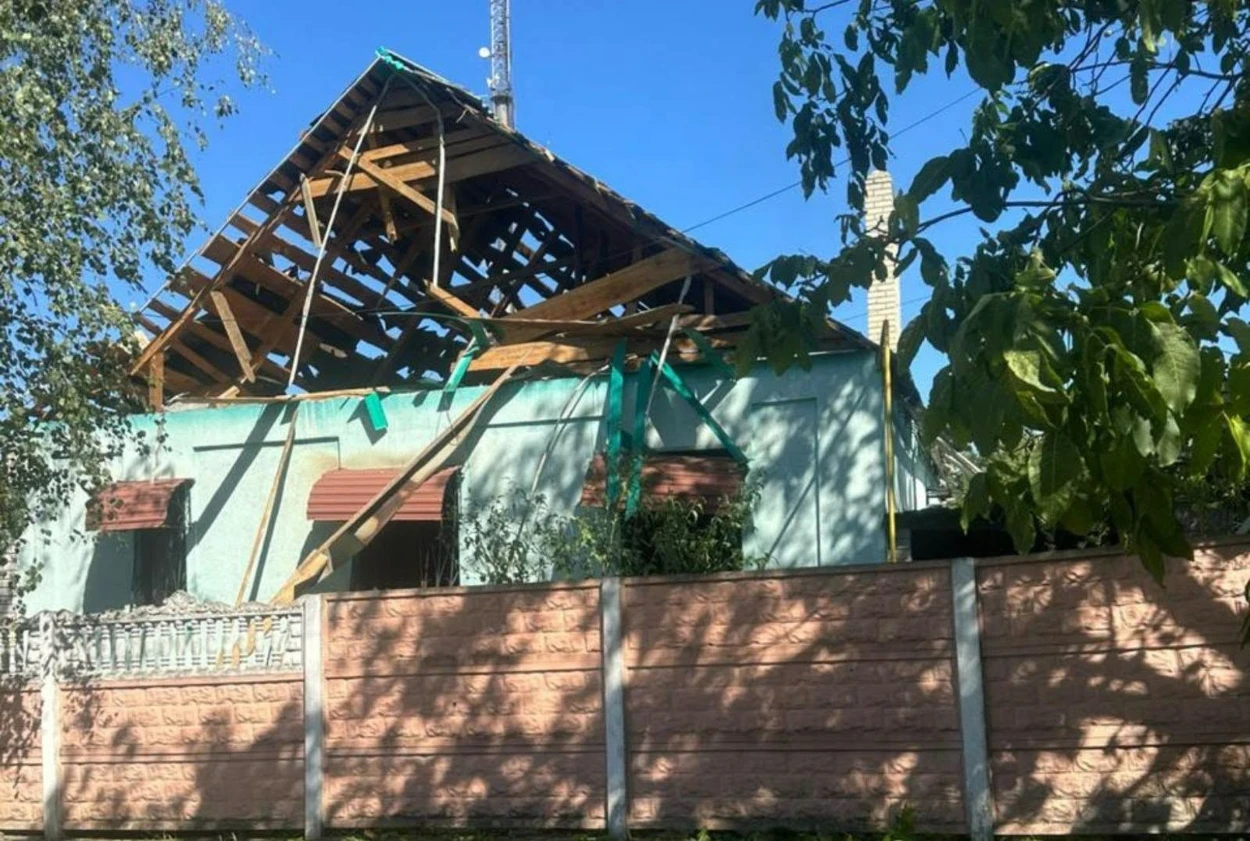 Краматорськ після авіаудару: приватний будинок із сильно пошкодженим дахом і зруйнованими конструкціями.