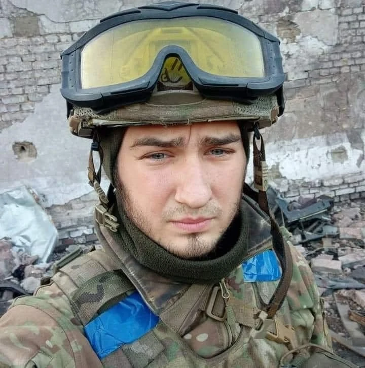 Боєць «Азову» з позивним «Вальдемар», друг Остапа, у військовій формі, шоломі та захисних окулярах