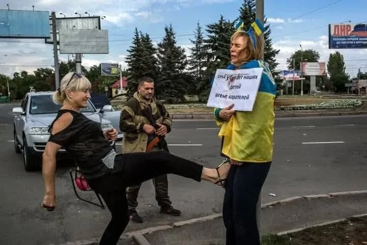Фото, яке стало відомим усьому світу, на якому знущаються над волонтеркою Іриною Довгань