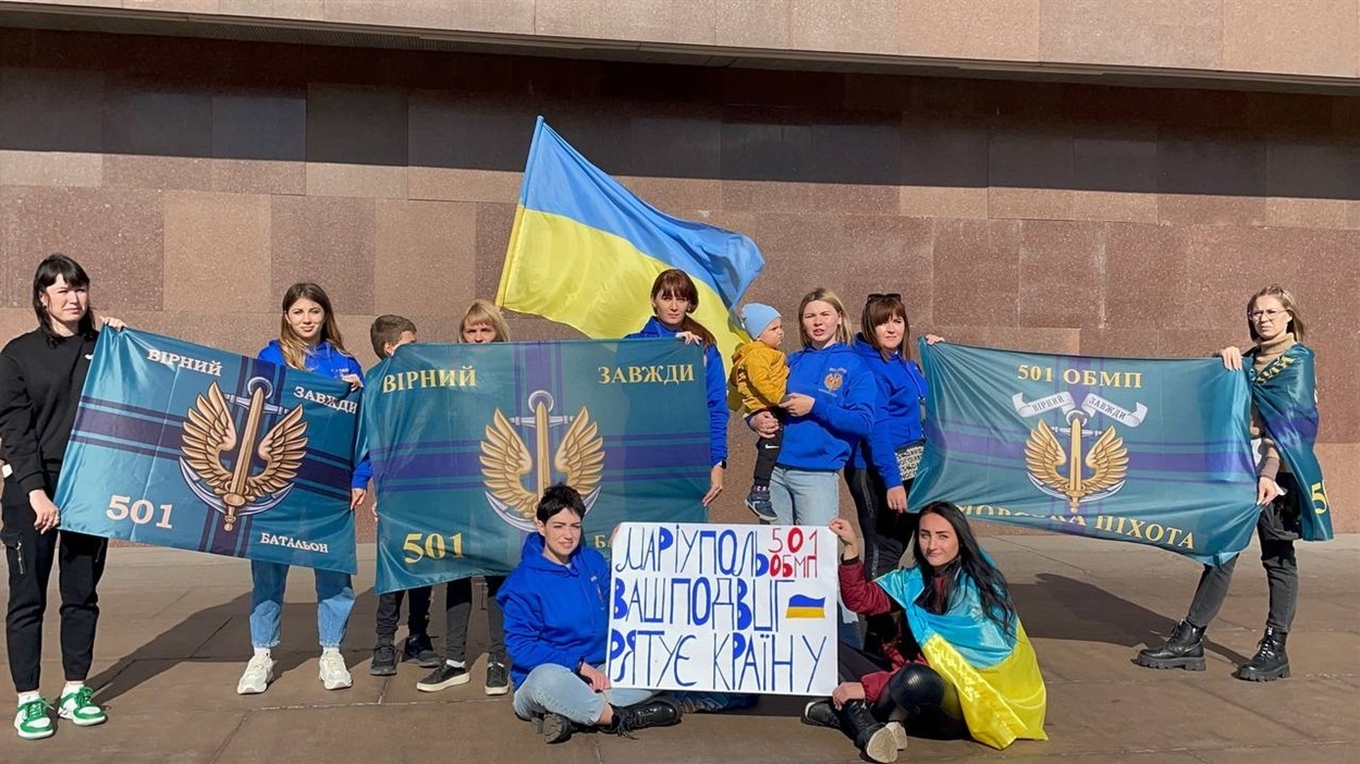 Ілона разом з іншими дружинами полонених морських піхотинців організовують акції, аби привернути увагу до бійців 501 ОБМП