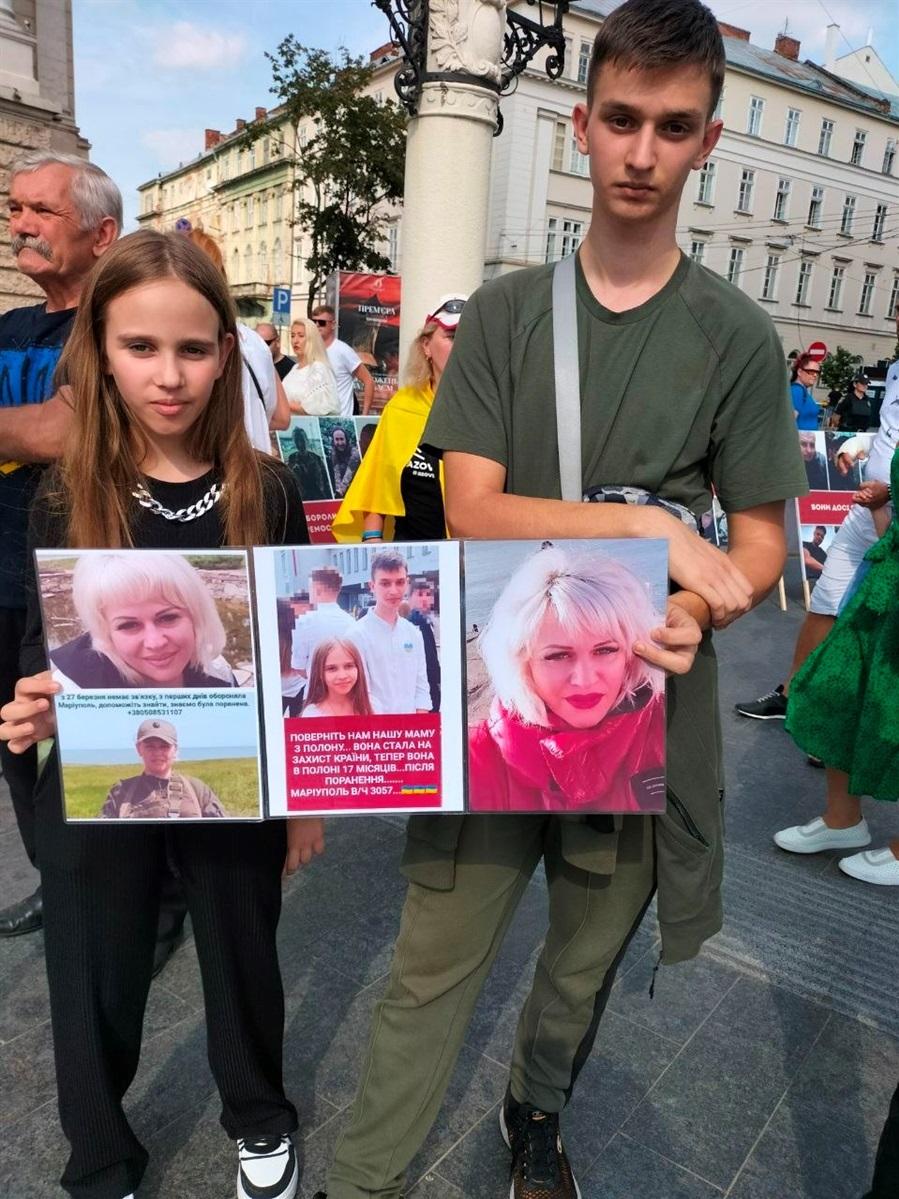 Артем і Марійка на одній з акції на підтримку військовополонених. Діти чекають маму з полону, вони хочуть бути разом, щасливими, як до війни