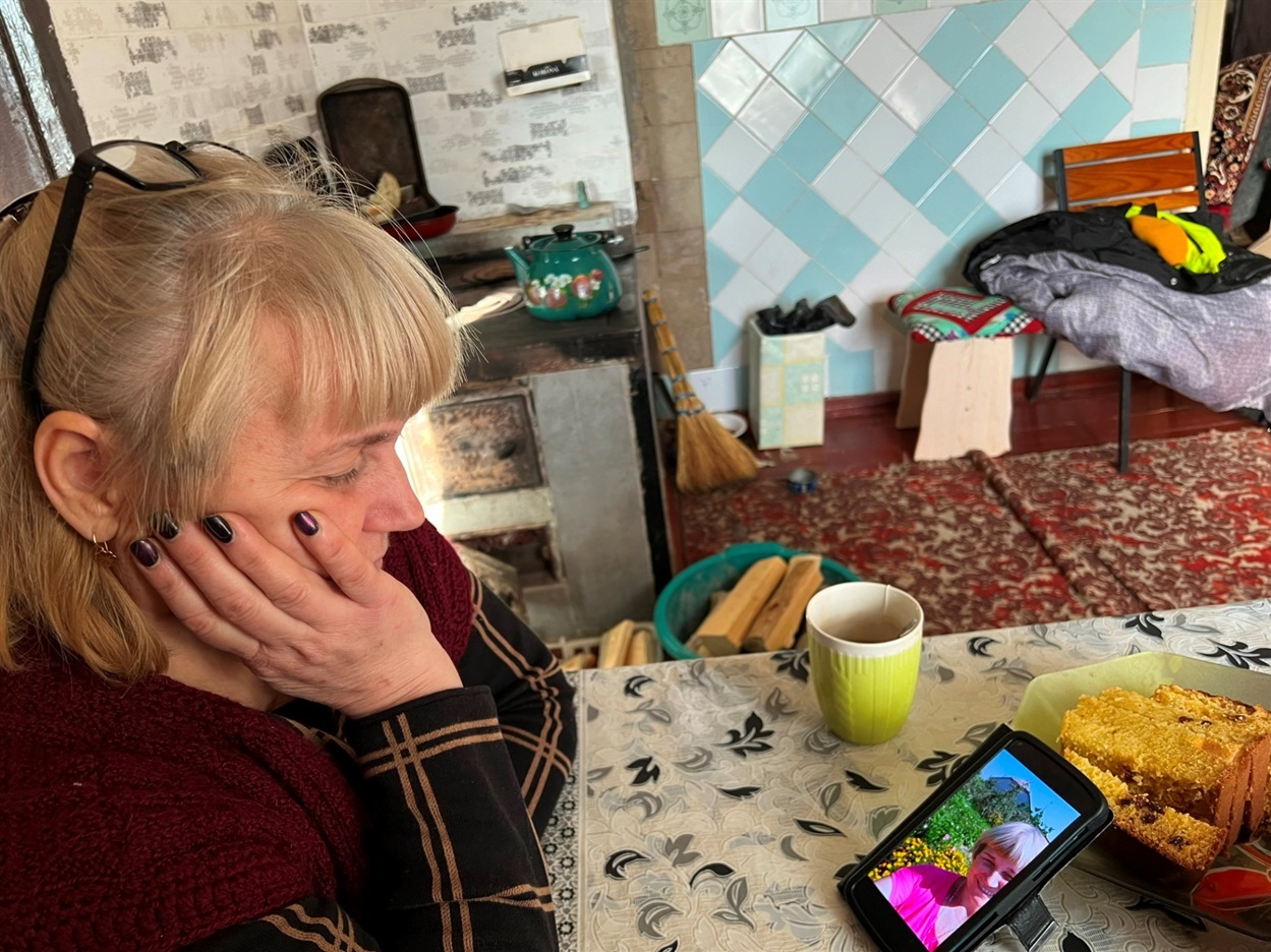 Людмила дивиться на довоєнні світлини і пригадує, яким було тодішнє життя