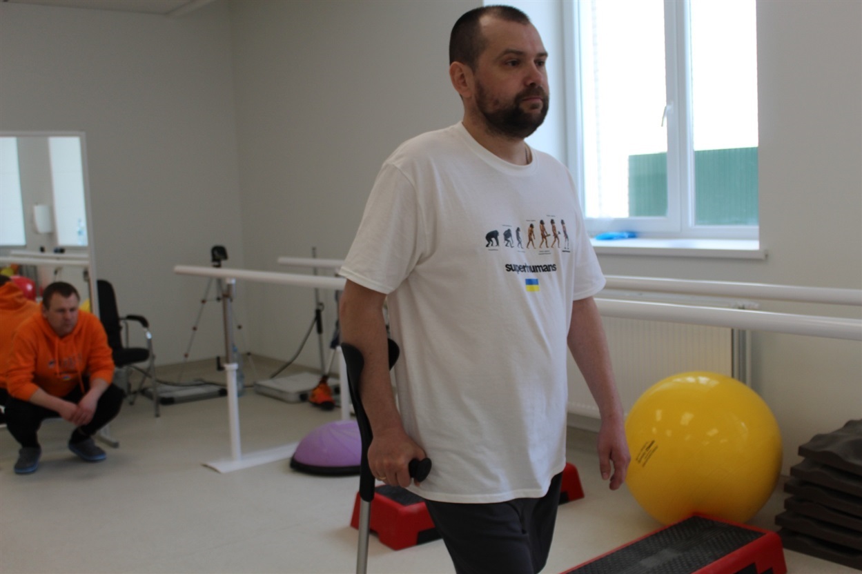 Валентин втратив ногу на фронті на Донеччині. Через проблеми з загоєнням ран, він почав протезування тільки за пів року після поранення