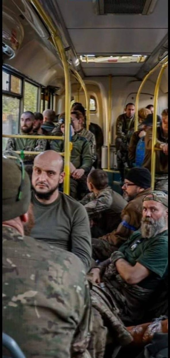 Дмитро в автобусі, який відвезе його й інших захисників Маріуполя в Оленівку