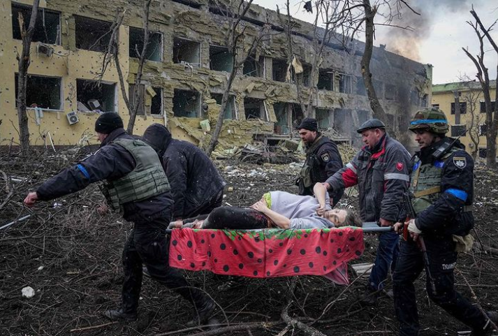 З розбомбленого пологового будинку в Маріуполі виносять 32-річну вагітну Ірину Калініну