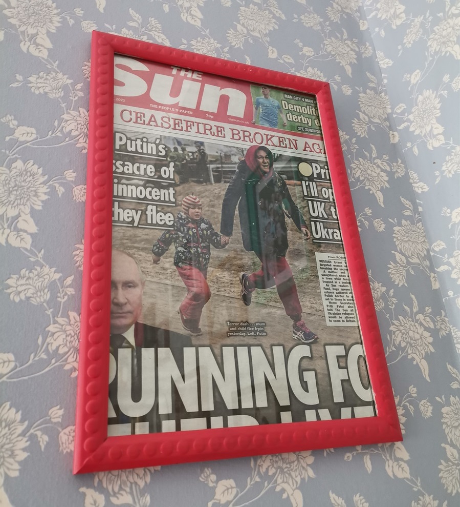 Евакуація Катерини з Романівки. Перша шпальта The Sun висить у рамці на стіні майстерні
