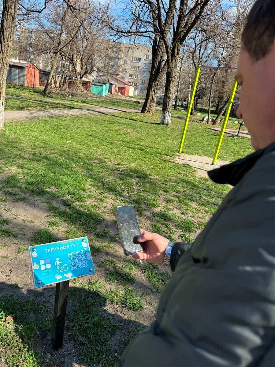 Ігор перевіряє, чи працюють активності у парку