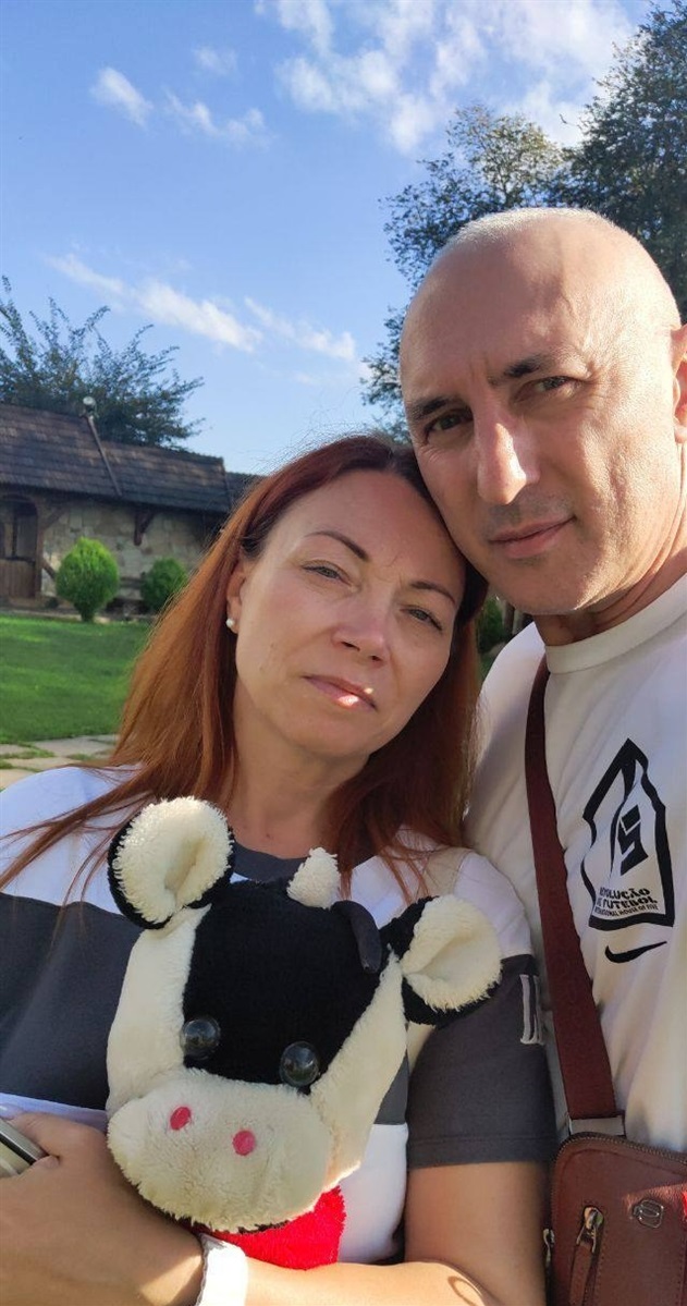 Ольга Черкез з чоловіком та іграшкою — м'яким бичком