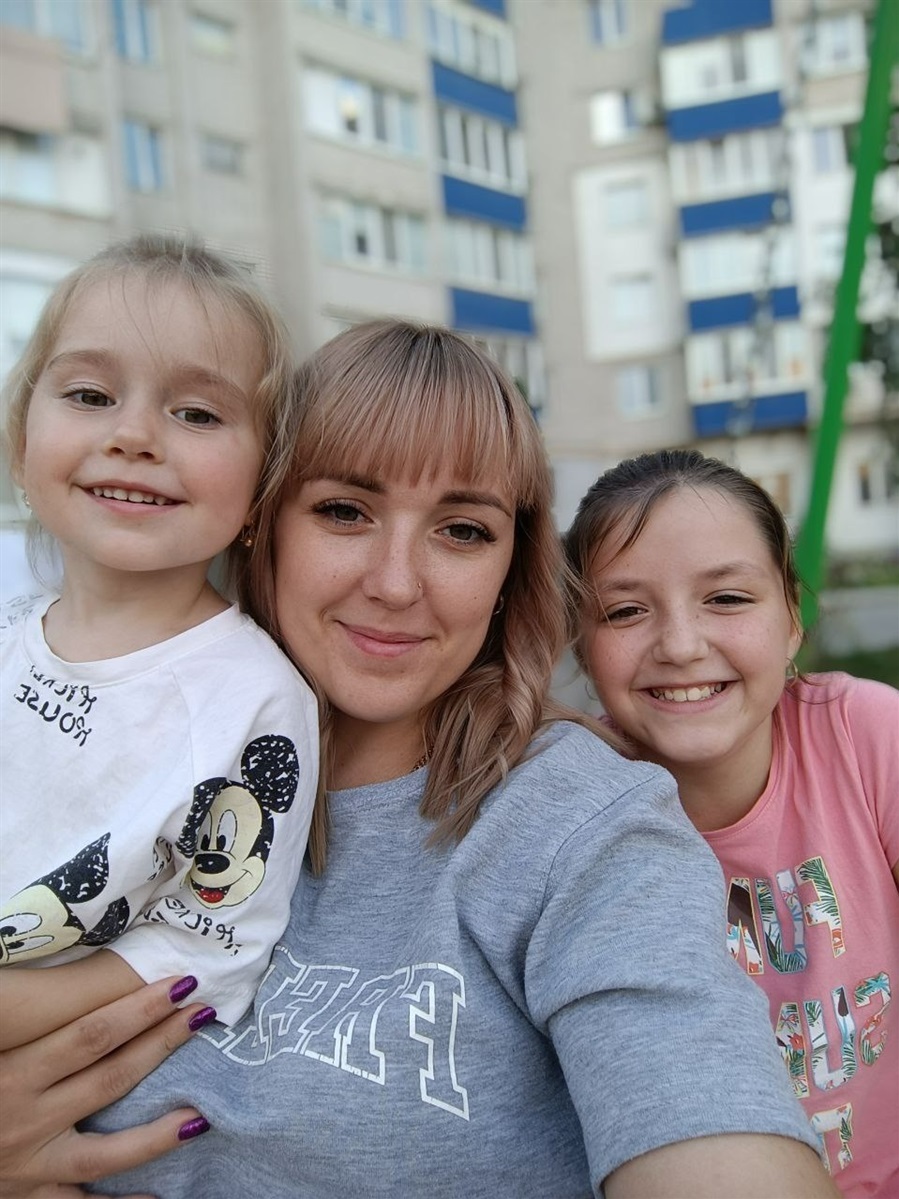 Крістіна з донечками нині чекають з полону коханого чоловіка і татка