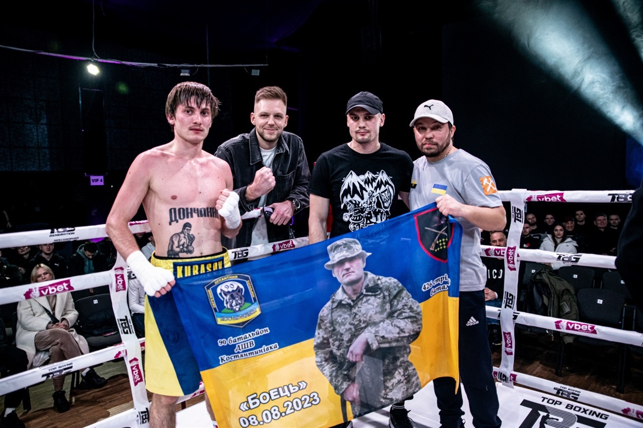 Зліва направо —  Ілля Курасов, менеджер Владислав Єлісєєв, старший брат Василь Курасов та тренер Андрій Бичков