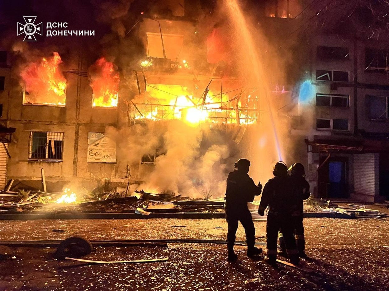 Рятувальники після обстрілу ліквідовують пожежу у Добропіллі