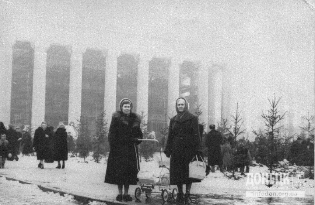 Елочный базар около драмтеатра в Сталино (Донецк), 1959-60 гг