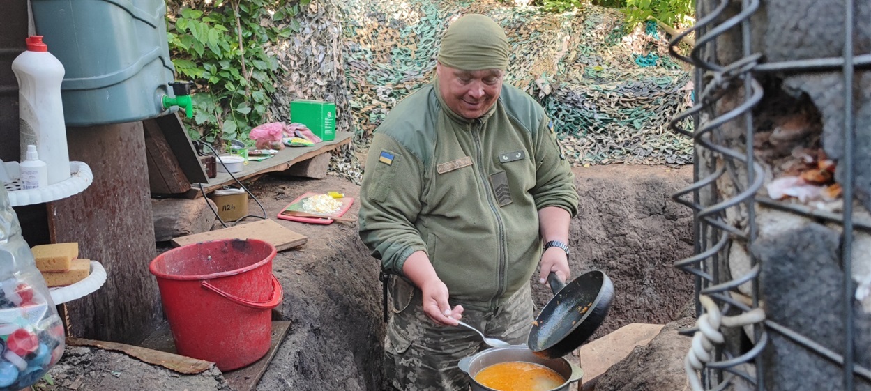 На передовій бійці готують борщ