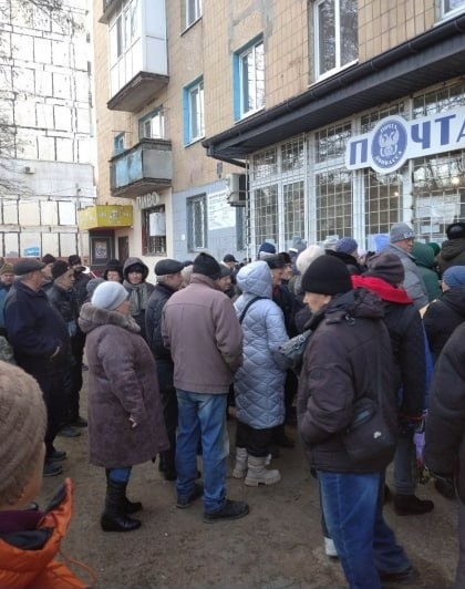 Жителі тимчасово окупованого Маріуполя вимушені стояти на морозі в очікуванні песнії