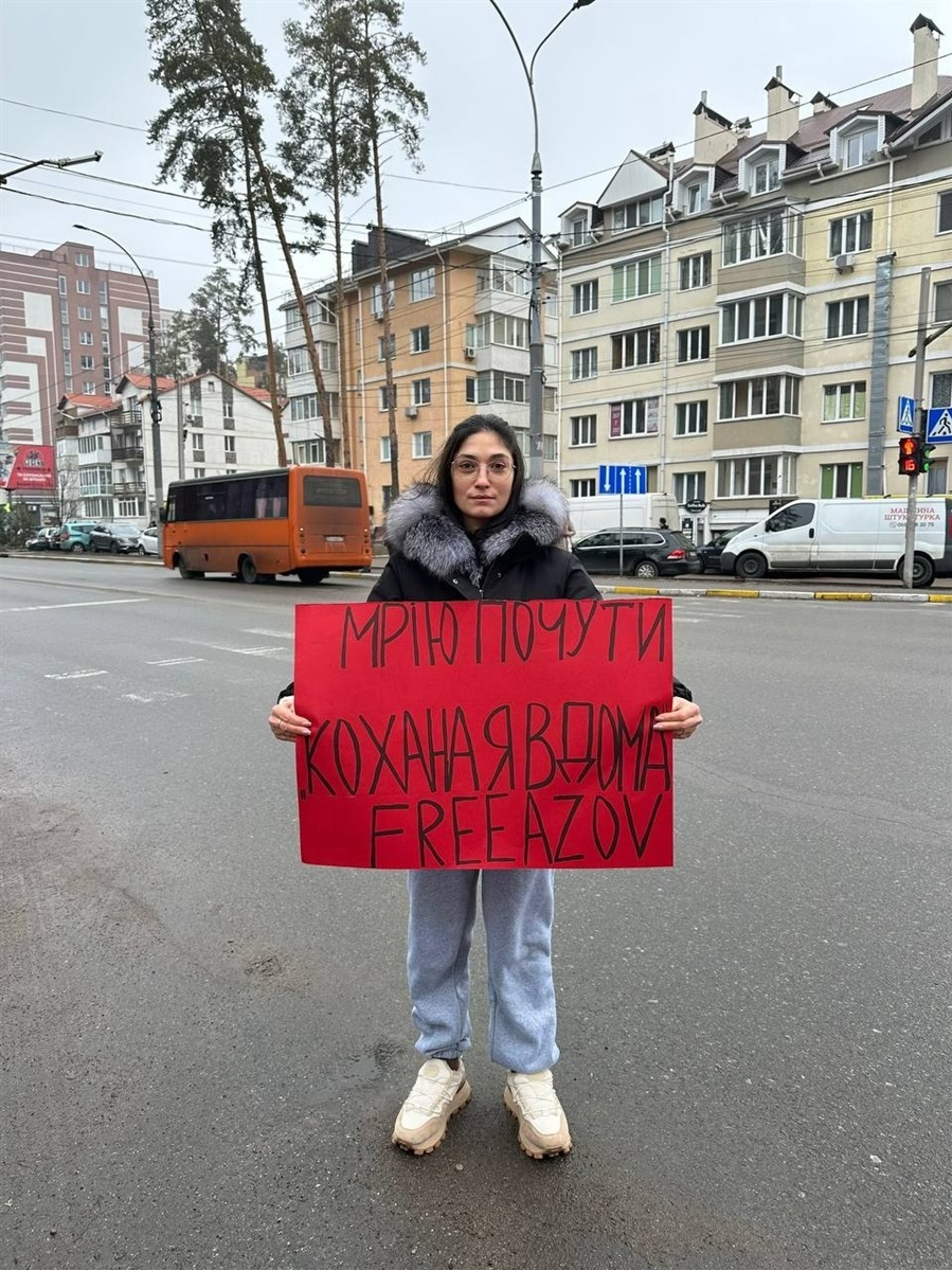 Аби триматися, Вероніка почала організовувати у Ірпені, де живе після виїзду з окупації, акції на підтримку полонених