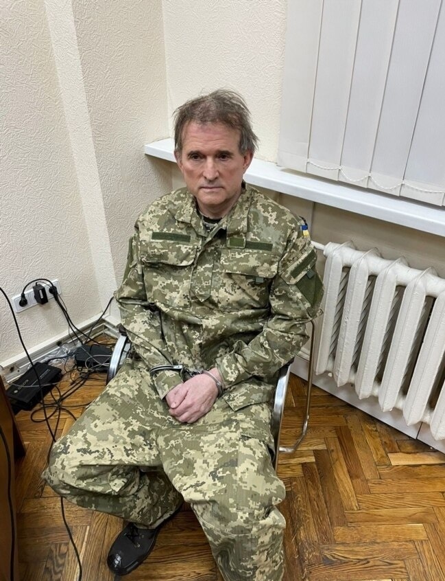 12 квітня 2022 року ввечері президент України Володимир Зеленський повідомив про здійснену СБУ операцію із затримання проросійського політика, кума президента РФ Володимира Путіна Віктора Медведчука