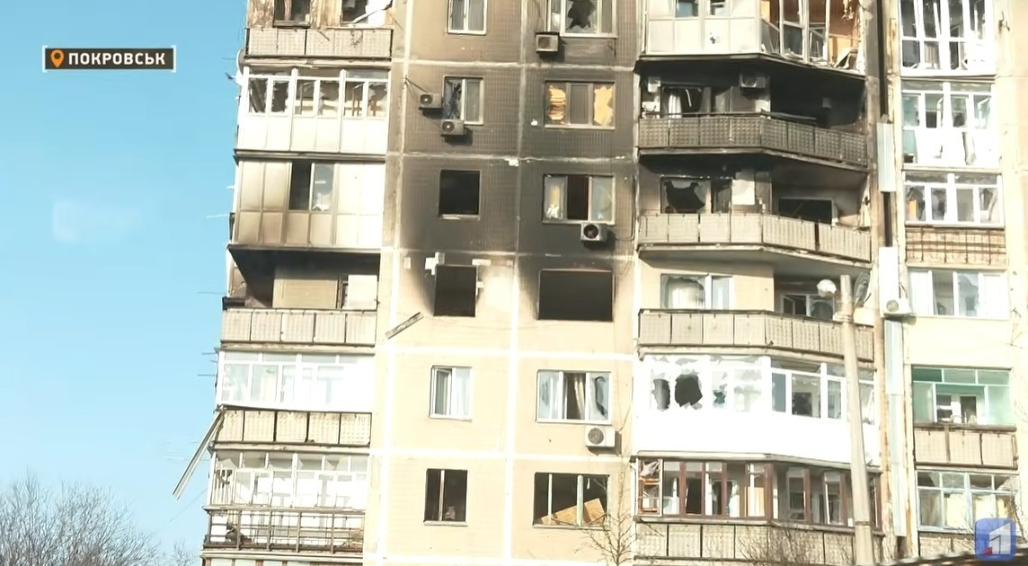 Це сліди від ударів по будинках у Покровську