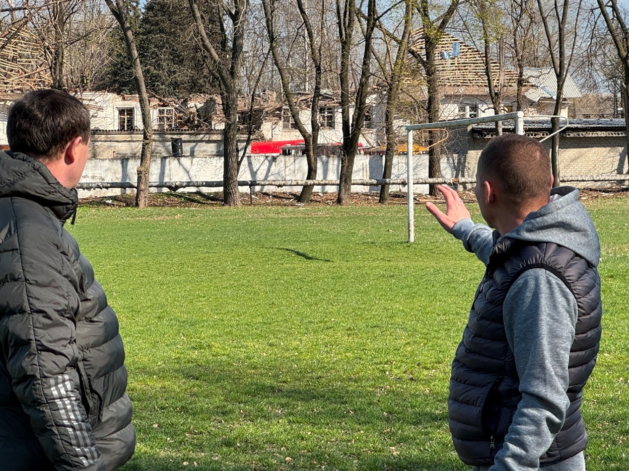 Віталій Щербина і Ігор Очеретній зустрічаються не у кабінеті, а на об'єкті, який зазнав пошкоджень від нічного обстрілу Покровська