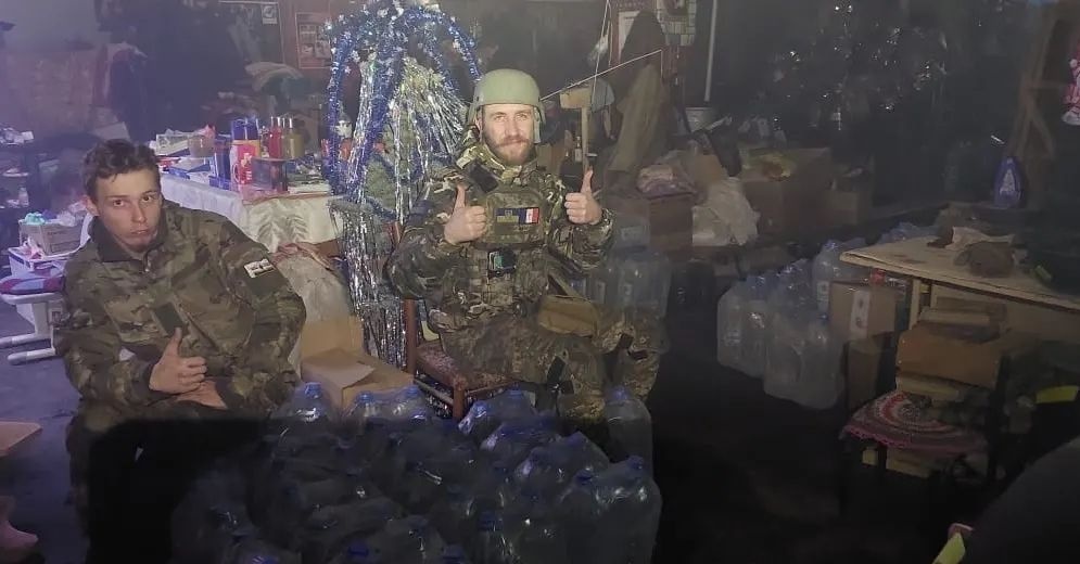 У бомбосховищі у Вугледарі. Сюди Томас привіз воду, якої критично не вистачає місцевим, які все ще залишаються під обстрілами