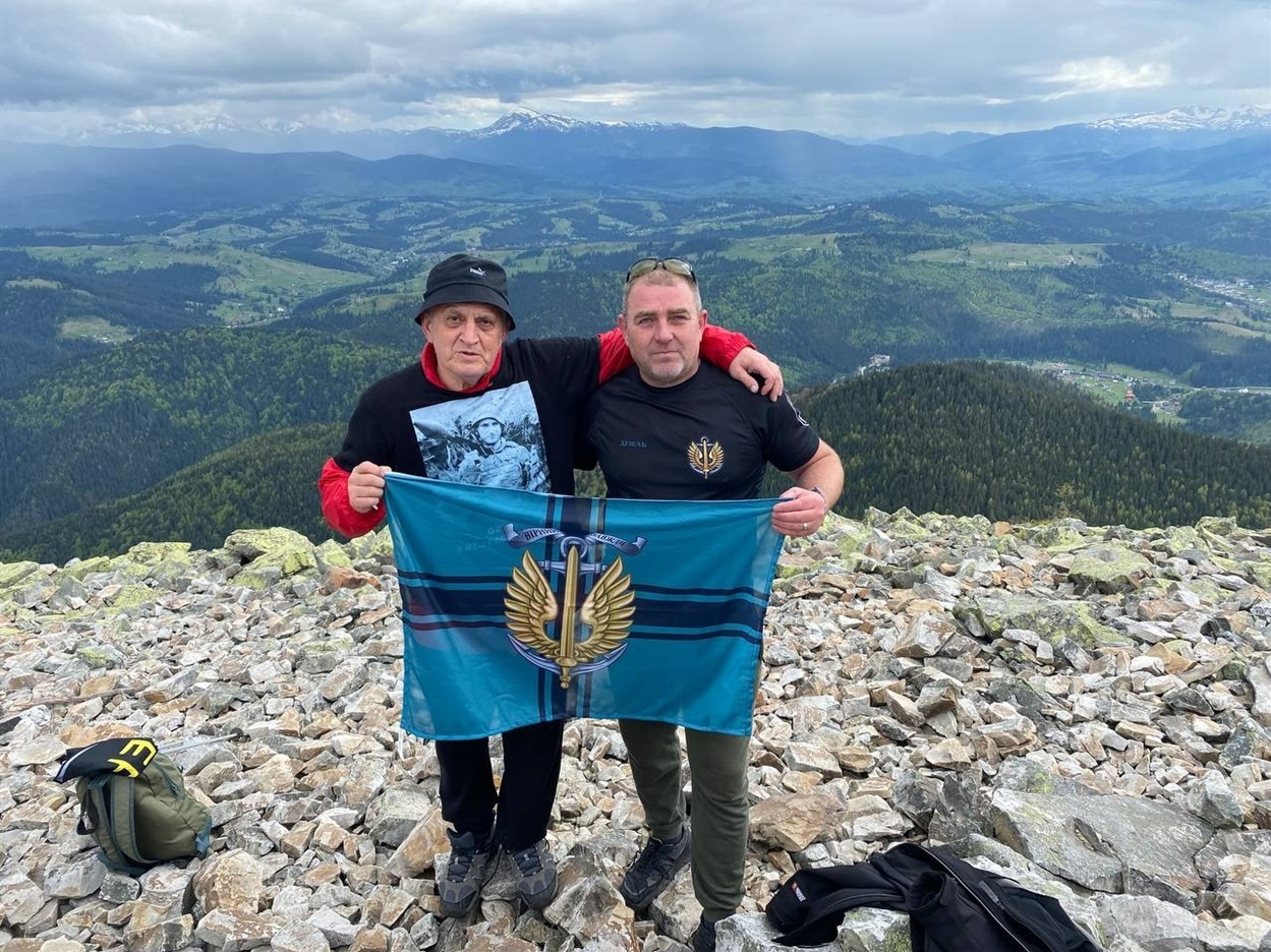 Сергій Гряник і Сергій Чухрій на вершині гори Хом'як