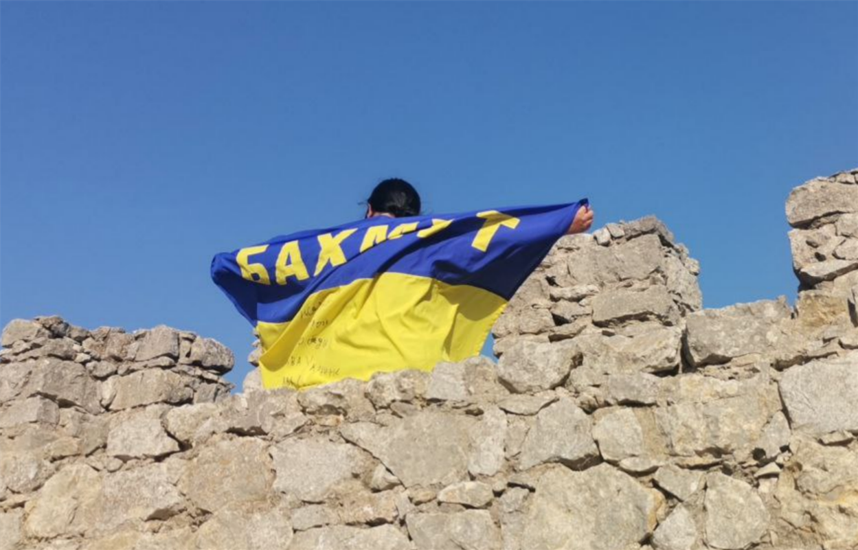 Гаяне підняла у Португалії прапор України, на якому нашита назва її рідного міста